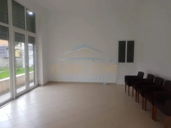 0683487469 Tirane, jepet me qera ambjent biznesi Kati 0, 33 m² 350 € (Prane Fushes Alidem)