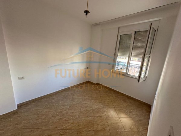 0683487469 Tirane, jepet me qera apartament 1+1 Kati 3, 57 m² 420 € (Rruga e Elbasanit)