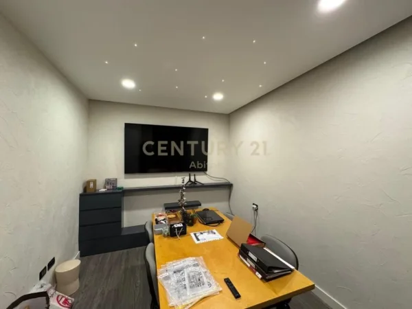 Tirane, jepet me qera zyre Kati 4, 68 m² 700 € (Drejtoria Policise)