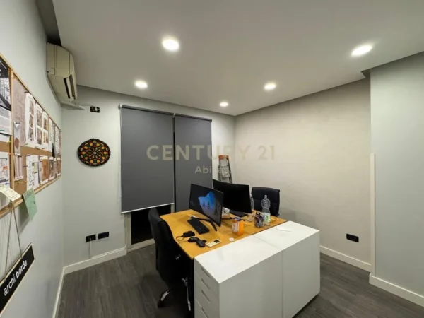 Tirane, jepet me qera zyre Kati 4, 68 m² 700 € (Drejtoria Policise)