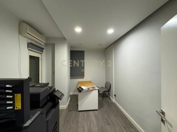 Tirane, jepet me qera zyre Kati 4, 68 m² 700 € (Drejtoria Policise)