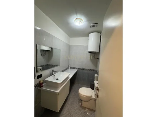 Tirane, jepet me qera zyre Kati 4, 68 m² 700 € (Drejtoria Policise)