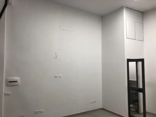 Tirane, jepet me qera ambjent biznesi Kati 0, 21 m² 500 € (Selvia)