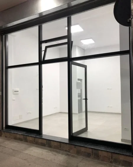 Tirane, jepet me qera ambjent biznesi Kati 0, 21 m² 500 € (Selvia)