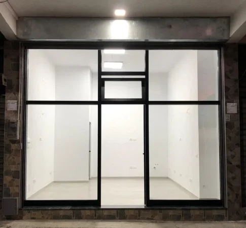 Tirane, jepet me qera ambjent biznesi Kati 0, 21 m² 500 € (Selvia)