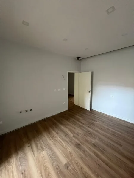Tirane, jepet me qera zyre Kati 3, 91 m² 1.000 € (Rruga Nikolla Lena Myslym Shyri)