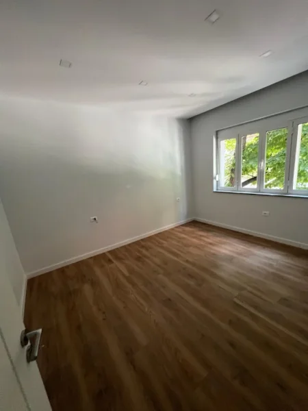 Tirane, jepet me qera zyre Kati 3, 91 m² 1.000 € (Rruga Nikolla Lena Myslym Shyri)