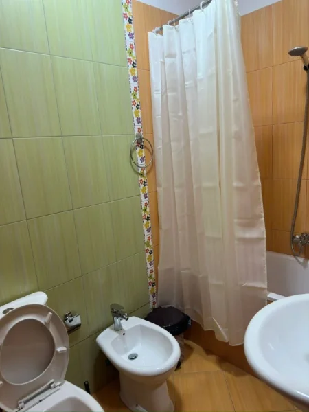 Tirane, jepet me qera apartament 2+1+Ballkon Kati 5, 102 m² 500 € (Selman Riza)