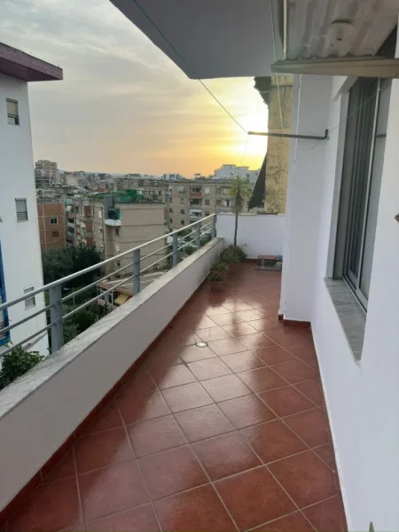 Tirane, jepet me qera apartament 2+1+Ballkon Kati 5, 102 m² 500 € (Selman Riza)