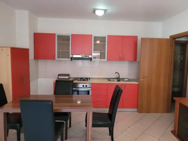 Tirane, jepet me qera apartament 1+1+Ballkon Kati 6, 76 m² 550 € (STACIONI I TRENIT)