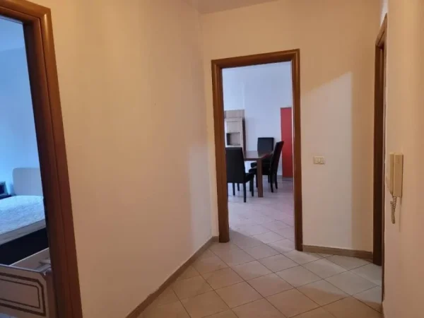 Tirane, jepet me qera apartament 1+1+Ballkon Kati 6, 76 m² 550 € (STACIONI I TRENIT)