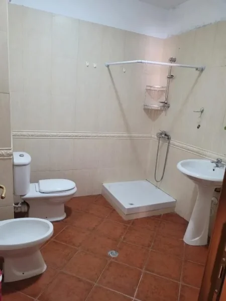 Tirane, jepet me qera apartament 1+1+Ballkon Kati 6, 76 m² 550 € (STACIONI I TRENIT)