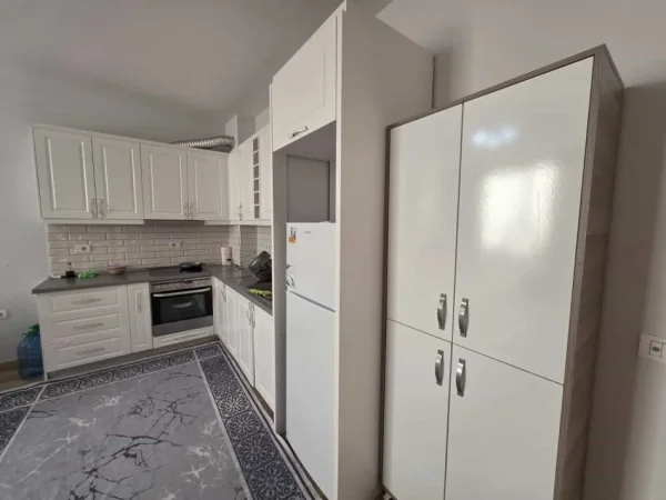 Tirane, shes apartament 1+1+Ballkon Kati 4, 76 m² 104.000 € (shkoze)