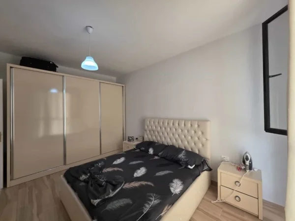 Tirane, shes apartament 1+1+Ballkon Kati 4, 76 m² 104.000 € (shkoze)