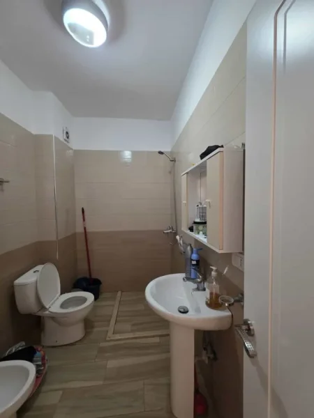 Tirane, shes apartament 1+1+Ballkon Kati 4, 76 m² 104.000 € (shkoze)