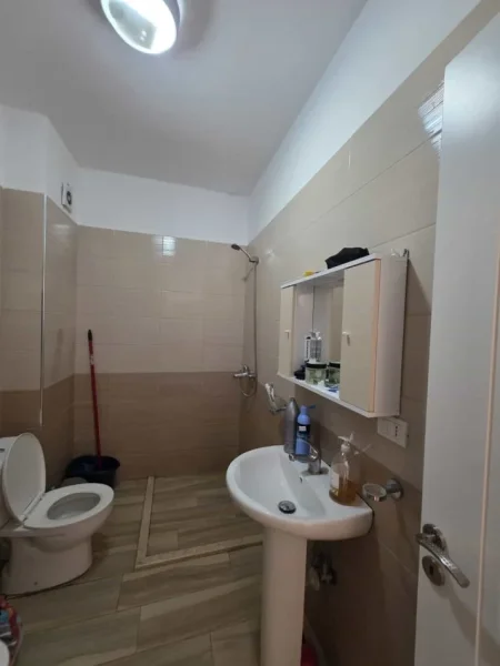 Tirane, shes apartament 1+1+Ballkon Kati 4, 76 m² 104.000 € (shkoze)