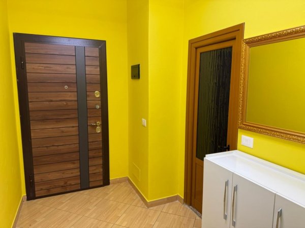 Tirane, ndarje qeraje me vajze apartament 2+1 Kati 3, 600 €