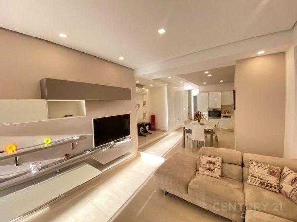 Durres, shitet apartament 4+1+Aneks+Ballkon Kati 0, 158 m² 298.000 € (Qerret)