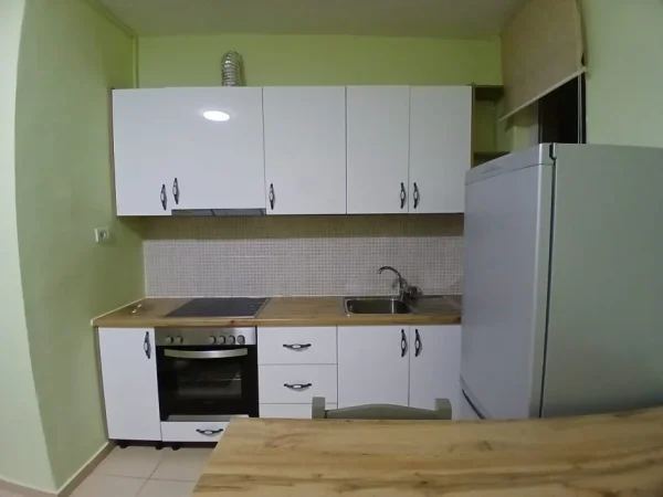 Tirane, jepet me qera apartament 1+1 Kati 3, 500 € (pazari i ri)