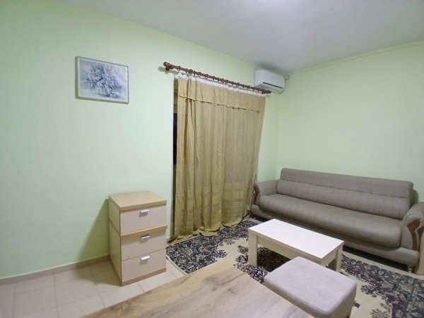 Tirane, jepet me qera apartament 1+1 Kati 3, 500 € (pazari i ri)