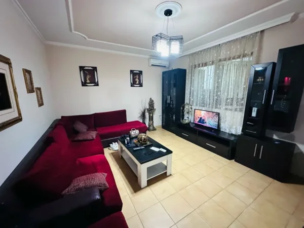 Tirane, jepet me qera apartament 2+1 Kati 1, 400 € (ali demi)