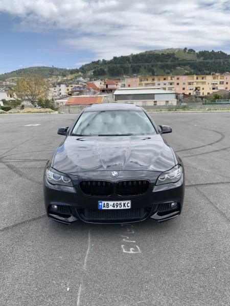Tirane, shitet makine Bmw seria 5 f10 look m5 Benzin+Gaz, e zeze automatik Kondicioner 24.000 km 10.000 €