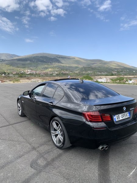 Tirane, shitet makine Bmw seria 5 f10 look m5 Benzin+Gaz, e zeze automatik Kondicioner 24.000 km 10.000 €