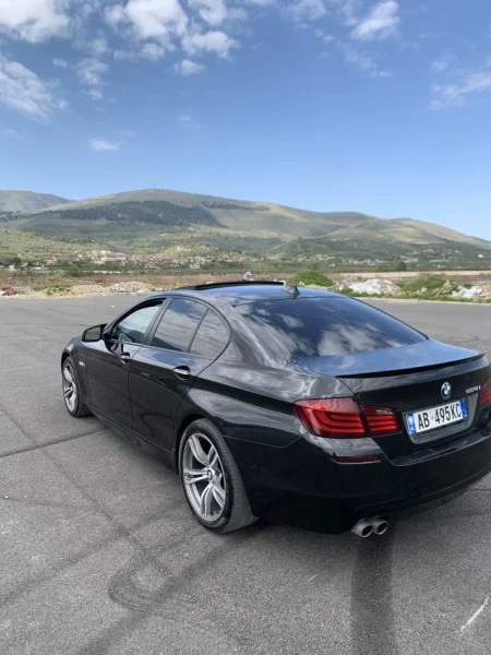 Tirane, shitet makine Bmw seria 5 f10 look m5 Benzin+Gaz, e zeze automatik Kondicioner 24.000 km 10.000 €