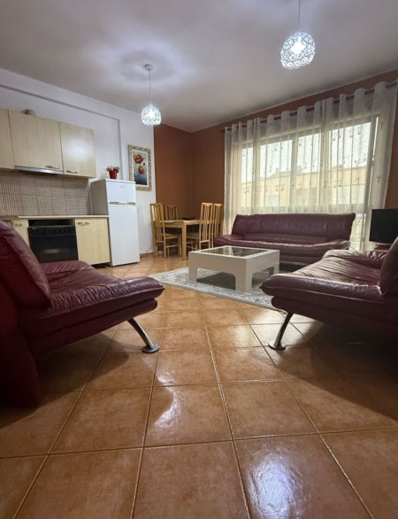 Tirane, jepet me qera apartament 1+1+Ballkon Kati 4, 65 m² 350 € (Rruga Muhamed Deliu Fresk)