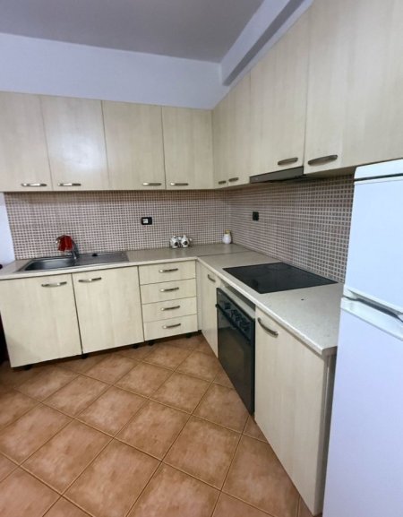 Tirane, jepet me qera apartament 1+1+Ballkon Kati 4, 65 m² 350 € (Rruga Muhamed Deliu Fresk)