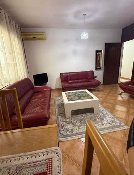 Tirane, jepet me qera apartament 1+1+Ballkon Kati 4, 65 m² 350 € (Rruga Muhamed Deliu Fresk)