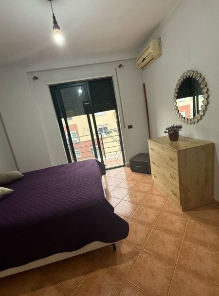 Tirane, jepet me qera apartament 1+1+Ballkon Kati 4, 65 m² 350 € (Rruga Muhamed Deliu Fresk)