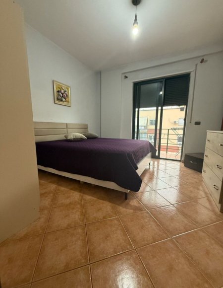 Tirane, jepet me qera apartament 1+1+Ballkon Kati 4, 65 m² 350 € (Rruga Muhamed Deliu Fresk)