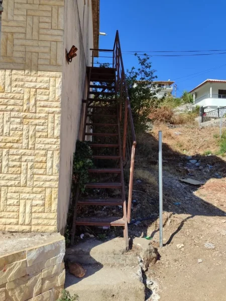 Sarande, jepet me qera ambjent biznesi , (Gjashte, Sarande. 2.5 km nga qendra)