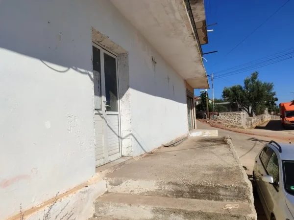 Sarande, jepet me qera ambjent biznesi , (Gjashte, Sarande. 2.5 km nga qendra)