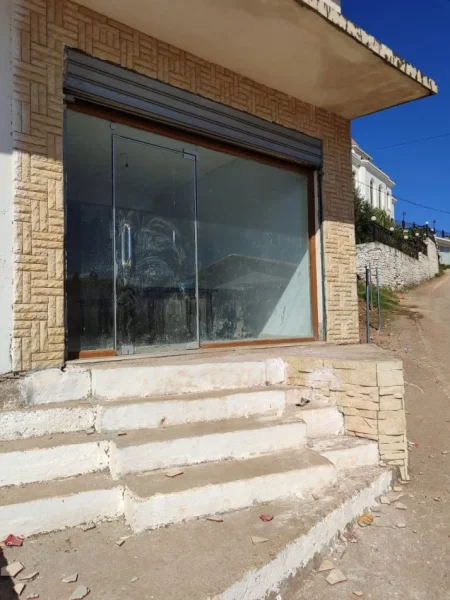 Sarande, jepet me qera ambjent biznesi , (Gjashte, Sarande. 2.5 km nga qendra)