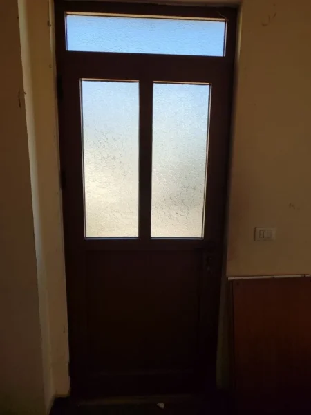 Sarande, jepet me qera ambjent biznesi , (Gjashte, Sarande. 2.5 km nga qendra)