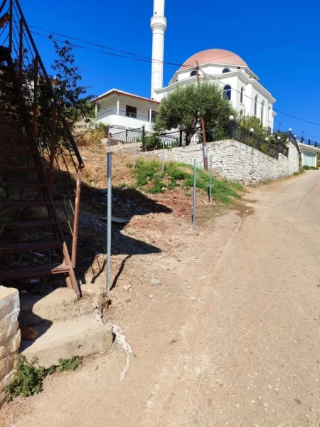 Sarande, jepet me qera ambjent biznesi , (Gjashte, Sarande. 2.5 km nga qendra)