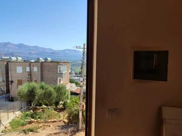 Sarande, jepet me qera ambjent biznesi , (Gjashte, Sarande. 2.5 km nga qendra)