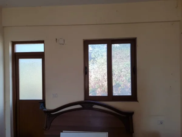 Sarande, jepet me qera ambjent biznesi , (Gjashte, Sarande. 2.5 km nga qendra)