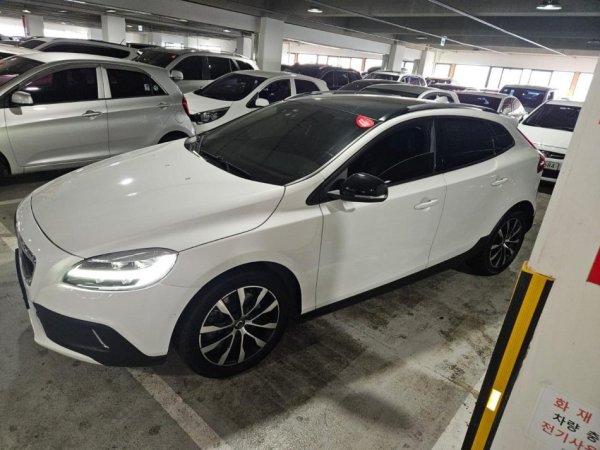 Tirane, shitet makine Volvo Nafte, e bardhë automatik Klima 107.000 km 15.500 €