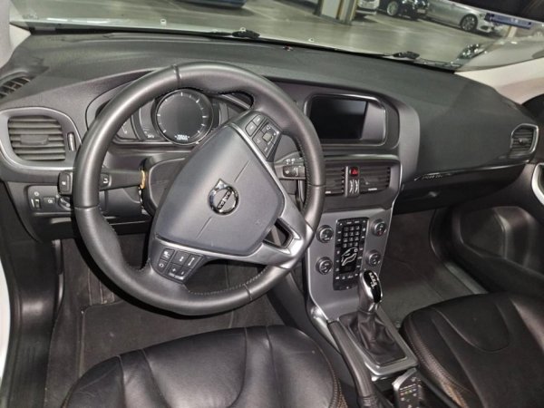 Tirane, shitet makine Volvo Nafte, e bardhë automatik Klima 107.000 km 15.500 €