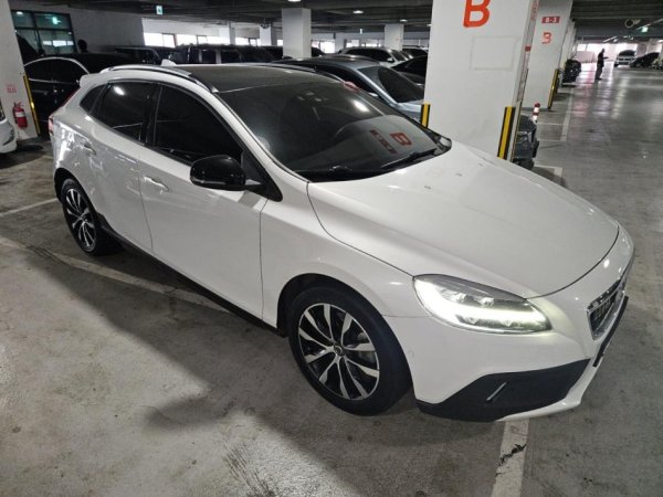 Tirane, shitet makine Volvo Nafte, e bardhë automatik Klima 107.000 km 15.500 €