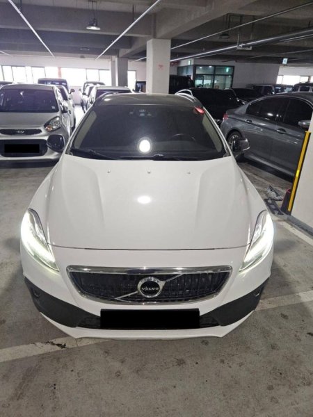 Tirane, shitet makine Volvo Nafte, e bardhë automatik Klima 107.000 km 15.500 €