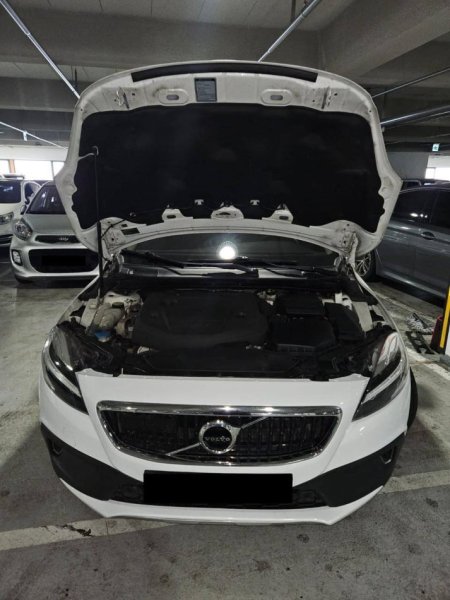 Tirane, shitet makine Volvo Nafte, e bardhë automatik Klima 107.000 km 15.500 €