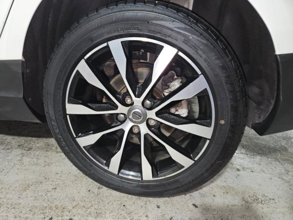 Tirane, shitet makine Volvo Nafte, e bardhë automatik Klima 107.000 km 15.500 €