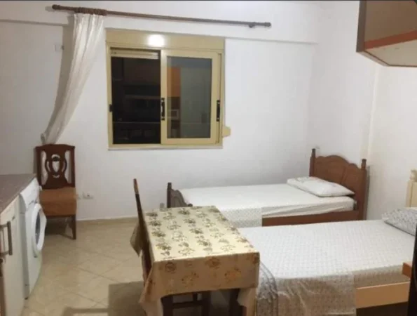Vlore, jepet me qera garsonier 1+1 Kati 3, 27 m² 30 € (30 euro/ euro nata ,100 m nga fillimi I Lungomares)