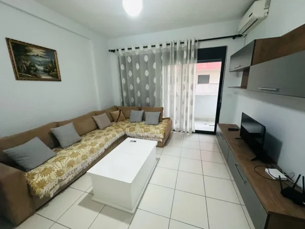 Tirane, jepet me qera apartament 2+1+Aneks+Ballkon Kati 1, 480 € (astir)
