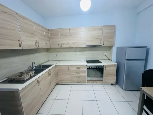 Tirane, jepet me qera apartament 2+1+Aneks+Ballkon Kati 1, 480 € (astir)