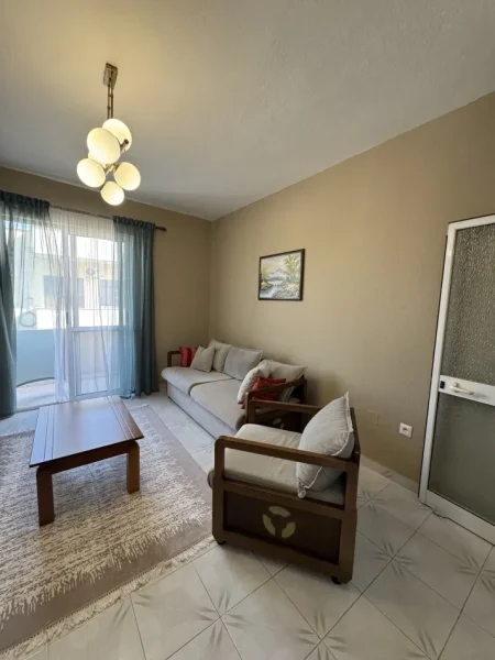 Tirane, jepet me qera apartament 2+1+Ballkon Kati 7, 100 m² 500 € (Rruga e Kavajes)